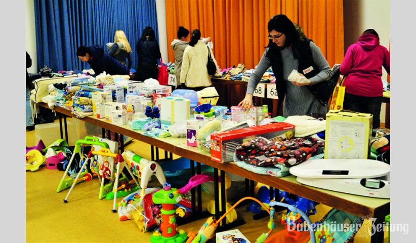 Auf der Bühne stand viel Zubehör für Neugeborene und Krabbelkinder.