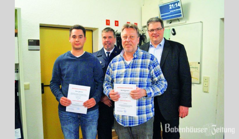 Bernd Sauerwein wurde zum Hauptl&ouml;schmeister und Marius Weiland zum Oberfeuerwehrmann bef&ouml;rdert. Dahinter Stadtbrandinspektor Achim Frankenberger und B&uuml;rgermeister Achim Knoke.