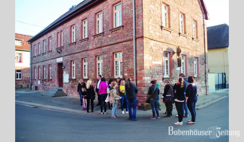 Die Ecke an der ehemaligen Schule in Sickenhofen ist weder f&uuml;r Schulkinder, noch f&uuml;r den Einsatz von Kinderwagen, Rollstuhl oder Rollator geeignet &ndash; ein betreten der Fahrbahn ist fast unausweichlich. Man kann nur hoffen, dass mit der Erneuerung der Hergersh&auml;user Stra&szlig;e (im Jahr X) diese Stelle f&uuml;r alle Verkehrsteilnehmer g&uuml;nstiger gestaltet werden kann.
