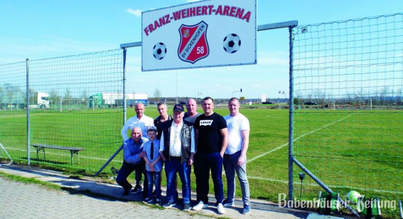 Eine Überraschung präsentierten die Aktiven vom SV 58 dem Geburtstagskind Franz Weihert. Der Sickenhöfer Sportplatz wurde umbenannt in „Franz-Weihert-Arena“.