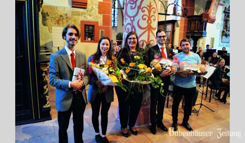 Ein Dankeschön von den Musikern ging am Ende der Feier an die Dirigenten und die Moderatorin (von links): Leo Schütz, Jolanda Ludwig, Frederike Ott, Christian Ott und Uwe Wittenberger