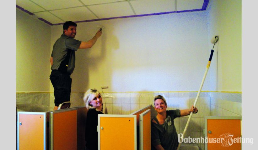 Der Waschraum bekommt einen neuen Anstrich verpasst und wirkt dadurch gleich viel freundlicher und sauberer. Den Helfern sieht man den Spa&szlig; bei der Versch&ouml;nerungsaktion an.