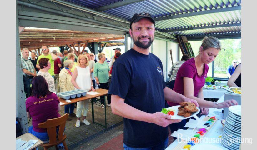 Der neue Vereinsvorsitzende Tobias Reuling war stets mitten im Geschehen und meisterte den au&szlig;ergew&ouml;hnlichen G&auml;steansturm mit seiner Crew, die haupts&auml;chlich aus den Vorstandsreihen zusammengesetzt war.