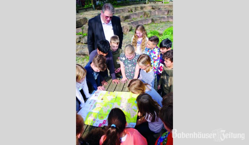 B&uuml;rgermeister Achim Knoke erl&auml;uterte Kindern der &bdquo;Schule im Kirchgarten&ldquo; die neuen Kinderstadtpl&auml;ne. Zahlreiche Orte wurden sofort auf der Karte gesucht &ndash; und gefunden.