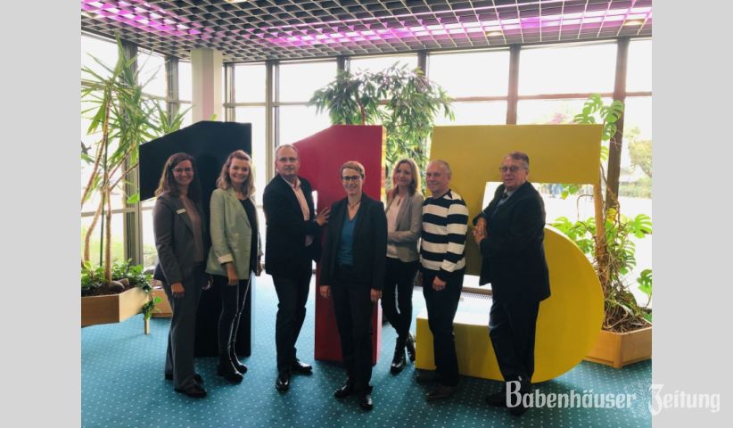 Esther Stumpf (Landkreis Darmstadt-Dieburg), Melanie Hartig (Gemeinde Eppertshausen), Carsten Helfmann (B&uuml;rgermeister Gemeinde Eppertshausen), Alexandra Kattler (Leiterin Servicecenter Ludwigshafen), Christine Fr&ouml;hlich (Stadt Dieburg), Theo Beilstein (Stadt Dieburg),Manfred Hendel (im Auftrag des Hessischen Ministeriums des Innern und f&uuml;r Sport); (v.l.; Foto: Landkreis Darmstadt-Dieburg)