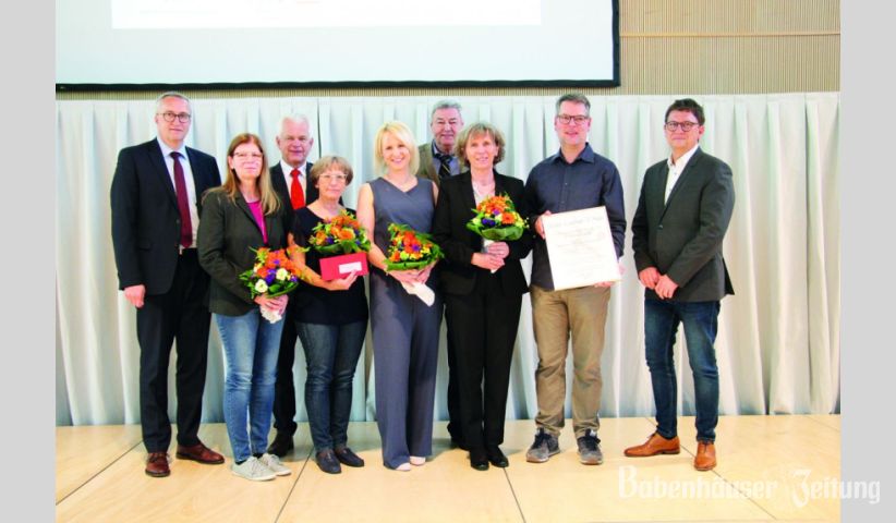 Am Freitag (17.) wurde den VereinsvertreterInnen des TVB der Heinz-Lindner-Preis, in Rahmen einer kurzweiligen und würdevollen Veranstaltung, in der Sportschule in Frankfurt verliehen. (v.li.): Jens-Uwe Münker (Abteilungsleiter Sport im Hessischen Ministerium des Inneren und für den Sport), Ute Hehner (Geschäftsstelle TV Babenhausen), Ralf-Rainer Klatt (lsbh-Vizepräsident Sportentwicklung), Dorothea Scharwinski (Finanzwartin TV Babenhausen), Andrea Zemke (Sportmanagerin TV Babenhausen), Dr. Rolf Müller (Präsident lsbh), Ute Teuchner (1. Vorsitzende TV Babenhausen), Bert Bernhardt (1. Vorsitzender TV Babenhausen) sowie Wolfgang Schmidt-Rosengarten (Referatsleiter im Ministerium für Soziales und Integration).