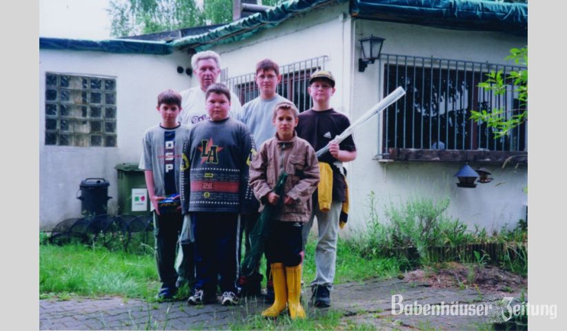 Das Bild aus dem Jahr 2001 zeigt die Anglerjugend des ASV mit Gr&uuml;ndungsmitglied Franz Utmelleki.