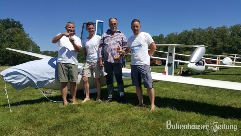 Die Reinheimer Martin Wallmer, Lars Krause, Horst Rupp und Ren&eacute; Kernbach (v.l.n.r) konnten sich beim Dannst&auml;dter Vergleichsfliegen &uuml;ber gutes, aber auch anspruchsvolles Streckenflugwetter freuen.