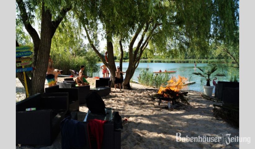 Lagerfeuer am Strand, dazu leckeres Essen und jede Menge Spiel und Spa&szlig;: so geht Sommer!