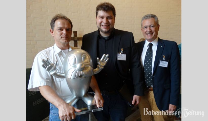 Michael Keil, stellvertretender Ortsvorsteher von Billings, Pfarrer Simon K&ouml;rber und Dr. Michael Vollmer, Vorsitzender der Dekanatssynode, mit dem silbernen Otto.