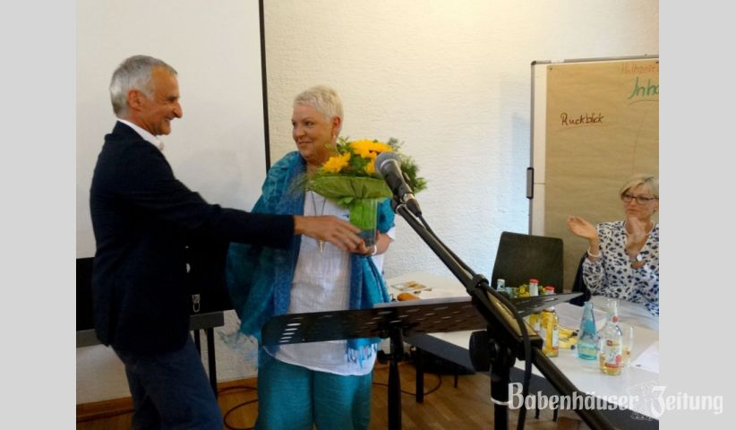Freude nach der Wahl: Dekan Joachim Meyer begl&uuml;ckwunscht seine Stellvertreterin Evelyn Bachler.