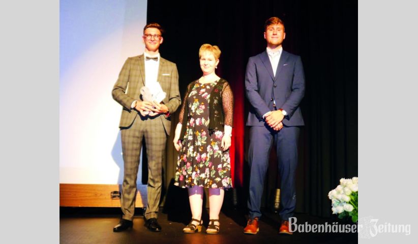 Verleihung des FORUM-Preises (v.l.): der diesj&auml;hrige Preistr&auml;ger Max Osbeck, Johanna Musold als Vertreterin des F&ouml;rdervereins und Nicolas Wenzel, der Vorjahrespreistr&auml;ger.