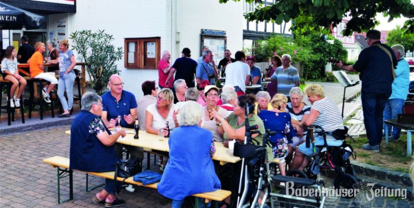 Jedes Jahr feiert die Ladenbetreiberin in Langstadt mit ihren Kunden ein kleines Fest vor ihrem Markt.