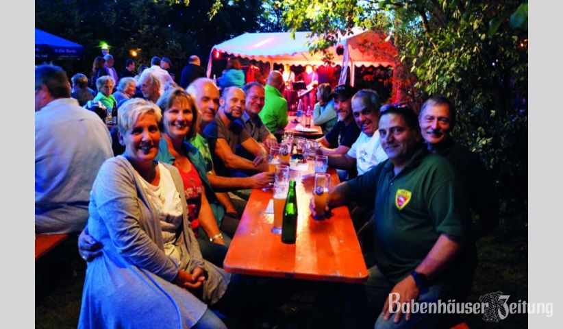 Am Samstagabend konnte man gem&uuml;tlich bei Oldie-Musik im Freien sitzen. Auch die Sickenh&ouml;fer Angler kommen gerne zu ihren Nachbarn.