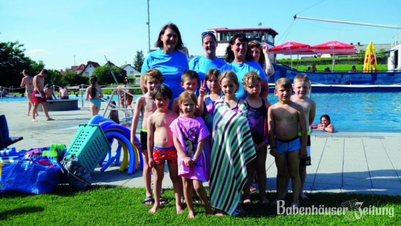 Anf&auml;ngerschwimmkurs &ndash; Erfolgreiche Teilnehmer/innen mit den Trainerinnen: Heidi Keller, Sonja Altmann, Ute Kapraun und Natalie Liebhardt.