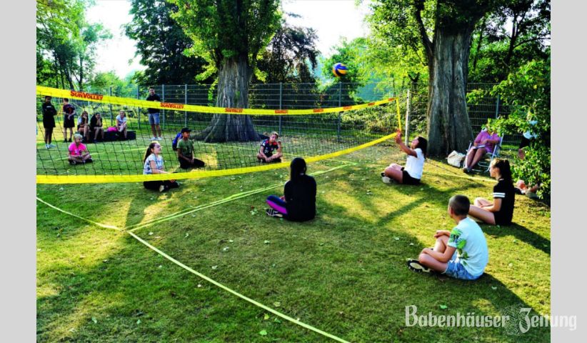 Beim Sitz-Volleyball musste der Ball dreimal an unterschiedliche Mitspieler gepasst und dann ins gegnerische Feld abgegeben werden.