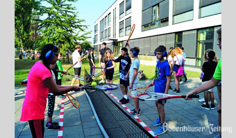 Bei diesem Spiel mit simulierter Spastik (Tennisball zwischen die Knie geklemmt) und Geh&ouml;rlosigkeit wurden Tennisb&auml;lle von einer Seite der Reihe zur anderen weitergegeben.