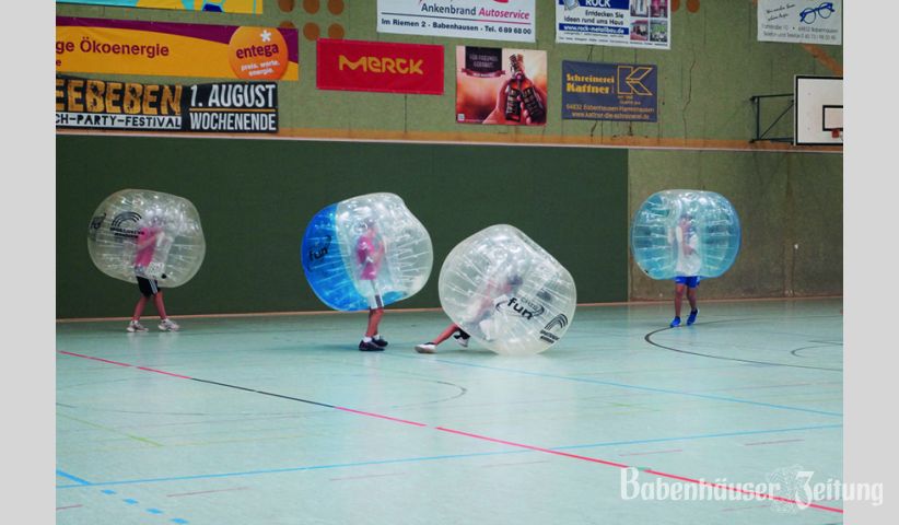 Bumper-Ball als Fun-Sport zwischendurch trainierte wohl eher die Lachmuskeln der Zuschauer.
