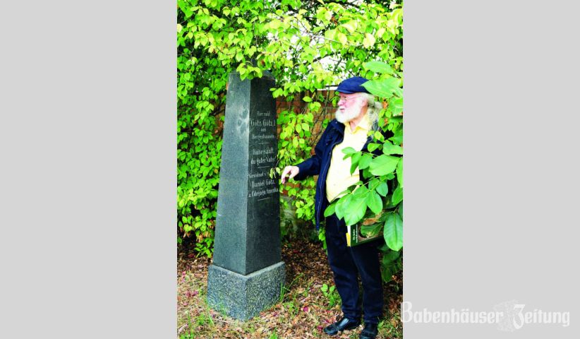 Wittenberger wies auf diesen Gedenkstein hin, der sonst vielleicht unerkannt unter den &Auml;sten der B&auml;ume verschwinden w&uuml;rde: der Sohn des G&ouml;tz G&ouml;tz I lie&szlig; diesen Stein anfertigen. Der Auftrag kam aus Chicago, Amerika. Auch in der sogenannten &bdquo;Neuen Welt&ldquo; hatte Daniel G&ouml;tz seine heimatlichen Wurzeln nicht vergessen.