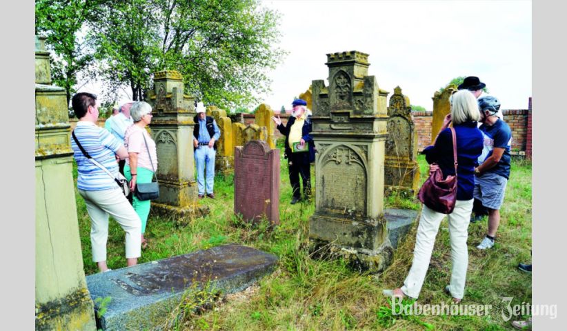 Reges Interesse an der F&uuml;hrung &uuml;ber den j&uuml;dischen Friedhof Sickenhofens, die der Stadtarchivar und Vorsitzende des Heimat- und
Geschichtsvereins anbot.