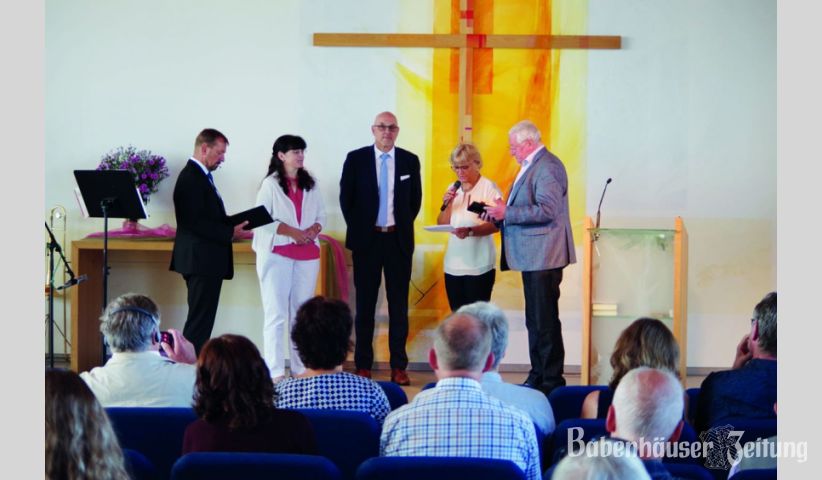 Volker Ulm (links) f&uuml;hrte am vergangenen Sonntag den neuen Pastor Burkhard Heupel (Mitte) offiziell in sein Amt ein (links neben Heupel seine Ehefrau Annette).