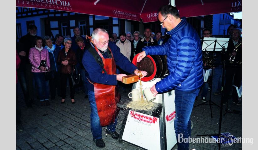 Als Vertreter des Blasorchesters wagte sich Dr. Rainer Specht ans Fass: er tauschte seine Tuba gegen den Zapfhammer und spundete mit wenigen Schl&auml;gen den Zapfhahn ein. Ein paar Spritzer geh&ouml;ren dazu, auch wenn es schade um das gute Bier ist.