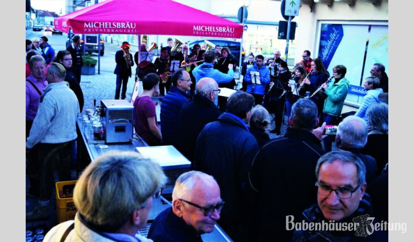 Das Blasorchester begleitet seit vielen Jahren den Bockbieranstich, der in diesem Jahr wieder zur&uuml;ck an seinen Ursprungort wechselte: vor den Brauereiausschank &bdquo;Hanauer Tor&ldquo;.