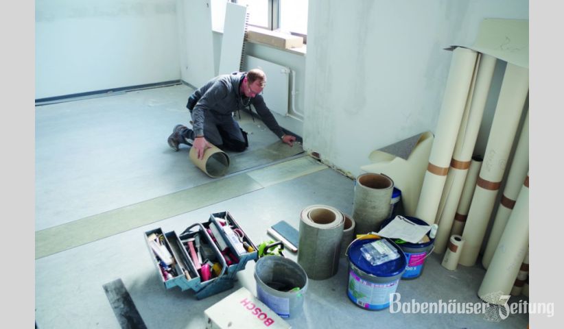Die Bodenverlegungsarbeiten in der Kita &uuml;bernahm die Babenh&auml;user Firma Stau&szlig;&amp;Peter. Hier wird gerade Linoleum verlegt.