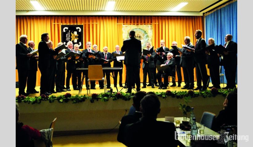 Der M&auml;nnerchor Liederkranz 1869 Langstadt er&ouml;ffnet das Jubil&auml;umskonzert in der Markwaldhalle.