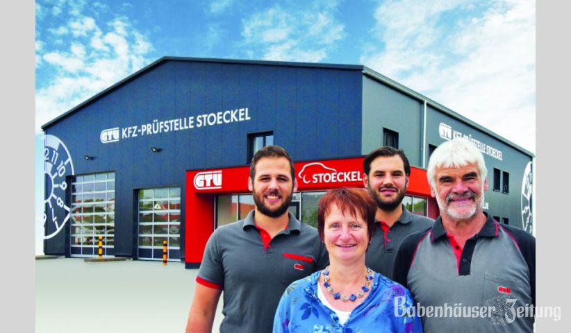 Stolz präsentiert sich das Team der Kfz-Prüfstelle Stoeckel vor ihrer neuen Prüfhalle. Seit September 2019 können Privat- und Geschäftskunden hier technische Prüfungen abnehmen lassen (von links: Marvin Stoeckel, Anja Ott, Torben und Manfred Stoeckel.
