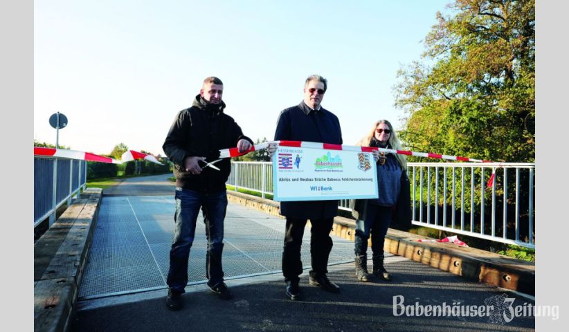 Andreas Bruns, B&uuml;rgermeister Achim Knoke und Sandra Kurdal er&ouml;ffneten nach dreij&auml;hriger Sperrung nun die neue Feldchenbr&uuml;cke.
