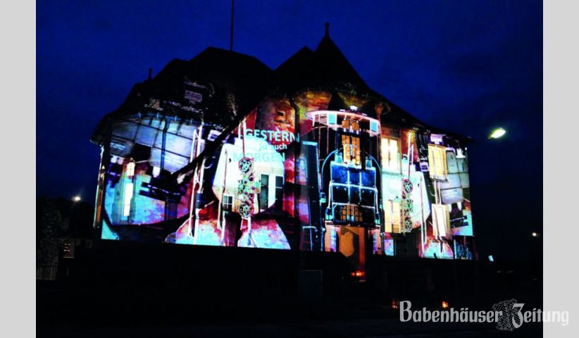 Weithin sichtbar in den Abendstunden: die Lichtprojektionen des K&uuml;nstlers Jens Schader.