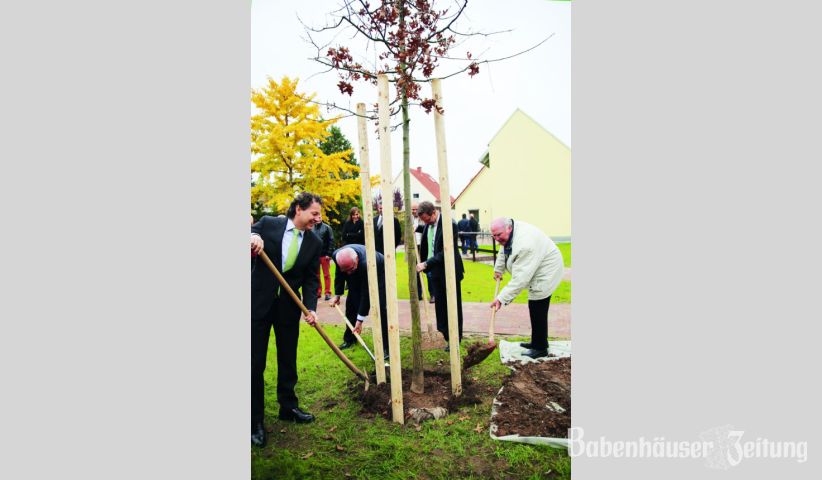 F&uuml;r die Tagespflege in Schaafheim legten auch Politiker, Bankiers und der Vorsitzende des Sozialwerks Hand bei der Baumpflanzung an.