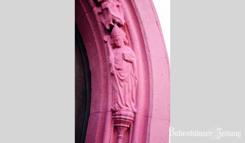 Auf einem pyramidenf&ouml;rmigen Sockel unter einem Baldachin, der Heilige Nikolaus im Westportal der Stadtkirche.
