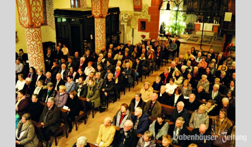 Ein ganz besonderes Erlebnis erfahren die Zuh&ouml;rer beim Neujahrskonzert, wenn die B&auml;nke mit Blick zur Orgel gerichtet sind und das Licht romantisch herabgedimmt ist.