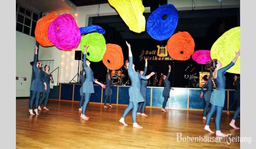 Die Tanzgruppe &bdquo;AkzepTanz Companie&ldquo; zeigte einen farbenfrohen zeitgen&ouml;ssischen Tanz, in dem der ballkleid-&auml;hnliche Rock eine tragende Rolle spielte. &bdquo;Colour Me&ldquo; hei&szlig;t die von der Choreografin Jutta Koser entwickelte Performance.