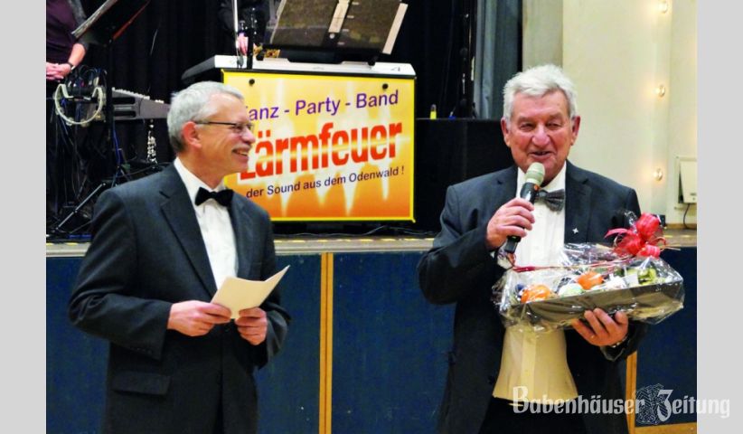 Fritz Richter wurde von Manfred Kunkel mit einem Pr&auml;sent verabschiedet: jahrelang hatten die Vorsitzenden der beiden Babenh&auml;user Gesangvereine gemeinsam den Ball der Vielharmonie geplant. Seit diesem Jahr hat sich der Volkschor S&auml;ngerbund zur Ruhe gesetzt.