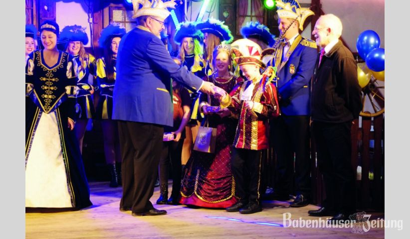 Sensation! Entgegen der Tradition &bdquo;Der Prinz bekommt....nix!&rdquo; erhielt Kinderprinz Niko I. von Klaus Fengel ein CVB-Pr&auml;sent.