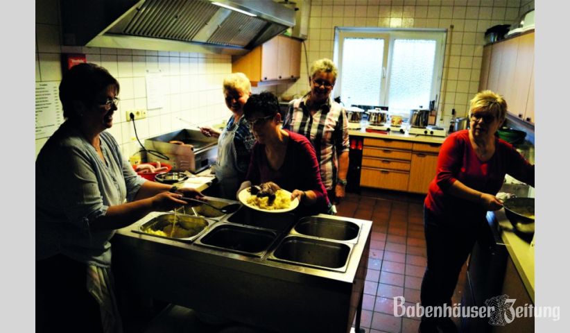 Das flei&szlig;ige K&uuml;chenteam sorgte f&uuml;r eine schnelle Verk&ouml;stigung mit herzhaften Gerichten.