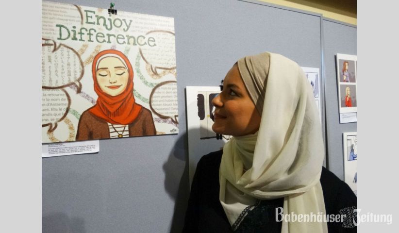 Tuffix vor dem Bild &bdquo;Enjoy difference&ldquo; (Bildquelle: Dekanat Vorderer Odenwald).