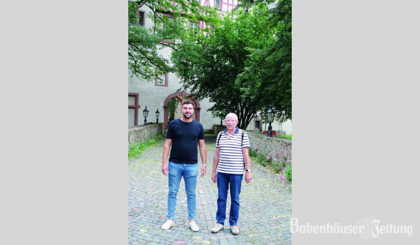Stefan Beknazaryan von den Schlosseigent&uuml;mern AlfaConsult und Klaus Mohrhardt von den Babenh&auml;user Schlossfreunden bei einer aktuellen Schlossbesichtigung.
