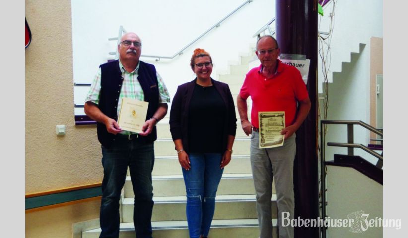 Helmut Fendt (li.) für vierzig Jahre Mitgliedschaft und Helmut Bartmann (25 Jahre) wurden für ihre langjährige Treue zum Carnevalverein Babenhausen geehrt. Die neue 1. Vorsitzende, Laura Berg, überraschte die beiden Jubilare im Rahmen der Jahreshauptversammlung mit einer Urkunde und einem Präsent.