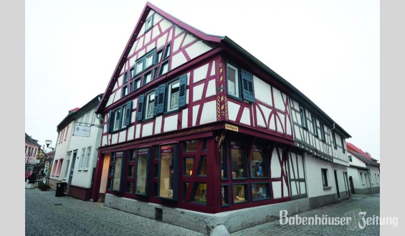 Das reich verzierte Fachwerkgeb&auml;ude, in der heute die Buchhandlung ˚Auslese˚ beheimatet ist, tr&auml;gt auch einen Sinnspruch im Balken.