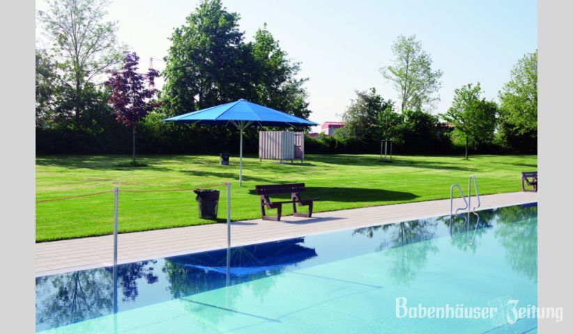 In der N&auml;he der modernisierten Umkleidem&ouml;glichkeiten am Nichtschwimmerbecken, wurden zwei gro&szlig;e Sonnenschirme aufgestellt.