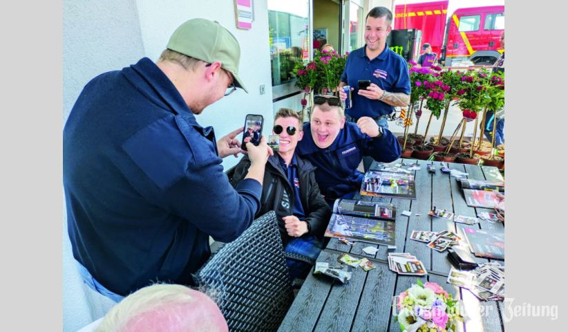 Der Fund von &bdquo;Silber-Lerche&ldquo; wurde sofort fotografisch festgehalten. Das Sammelfieber nimmt seinen Lauf...