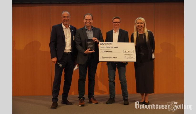Preisverleihung &bdquo;Azubi des Jahres&ldquo;(v.li.): Dr. Eckard Kern (Vorsitzender der Gesch&auml;ftsf&uuml;hrung, Eurobaustoff),&nbsp;&nbsp; Timo Kraus (Gesch&auml;ftsf&uuml;hrer Andre+Oestreicher), Alex Mika Schmidt und Simone Heider (Eurobaustoff-Ausschuss Aus- und Weiterbildung.