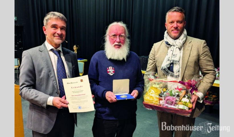 F&uuml;r seine langj&auml;hrige Gremienarbeit erhielt Georg Wittenberger die Silberne Verdienstplakette der Stadt Babenhausen. 

(v.li.): Stadtverordnetenvorsteher Ingo Rohrwasser, Georg Wittenberger und B&uuml;rgermeister Dominik Stadler.