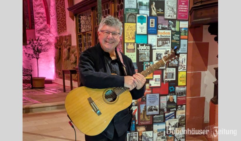 Der Liedermacher J&uuml;rgen Poth in der Pause des Konzertes &bdquo;J&uuml;dische Nachbarn: Rede&rsquo; mer mal Tacheles!&ldquo; in der Stadtkirche.