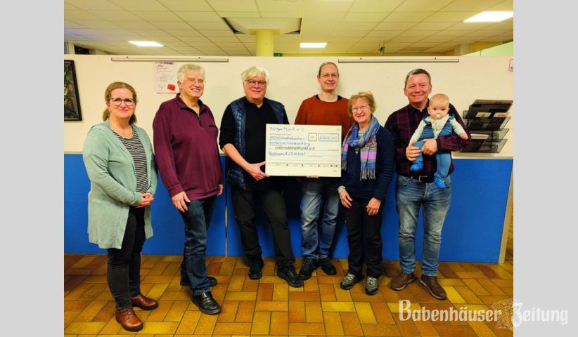 Nach Auflösung des Vereins „Buergermobil“ wurde das Vereinsguthaben an den LebensMittelPunkt gespendet. (v.li.): Jessica Elvert-Schumacher und Karl Herget vom LebensMittelPunkt, Achim Knick, Alexander Schwinn und Sabine Knick von Buergermobil und Sören Elvert (LebensMittelPunkt).