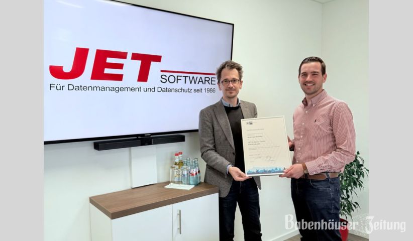 K&uuml;rzlich gratulierte die Industrie- und Handelskammer Darmstadt zum 40-j&auml;hrigen Jubil&auml;um von Jet-Software, dem Gesch&auml;ftsf&uuml;hrer Amadeus Thomas (rechts) und betonte dabei die besondere Bedeutung dieser seltenen langj&auml;hrigen Erfahrung in der Enterprise-IT.